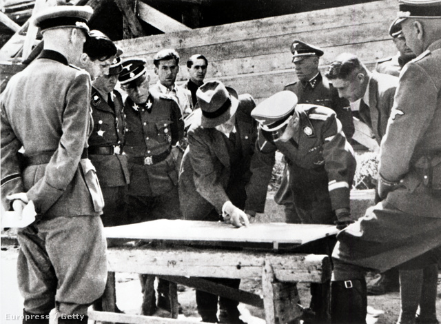Himmler Max Faust mérnökkel egyeztet  Auschwitzban, 1942. július 17-én.