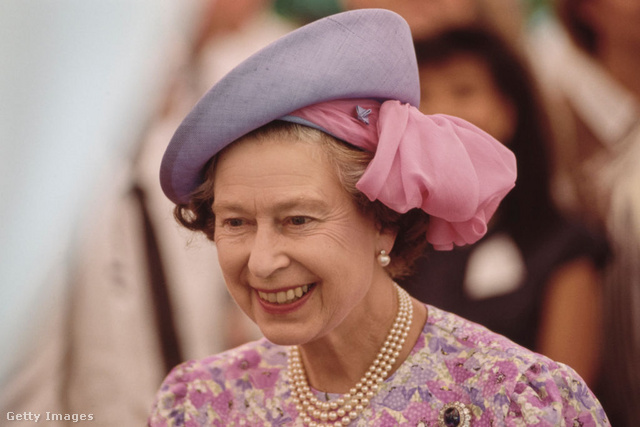II. Erzsébet változatos kalapcsodái között vannak furcsább példányok is
