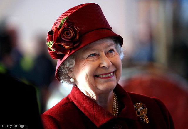 II. Erzsébet kalapja és kosztümjei természetesen mindig makulátlan harmóniában álltak egymással