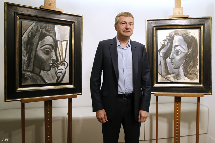 Dmitrij Ribolovljev Picasso festményeivel 2015. szeptember 24-én