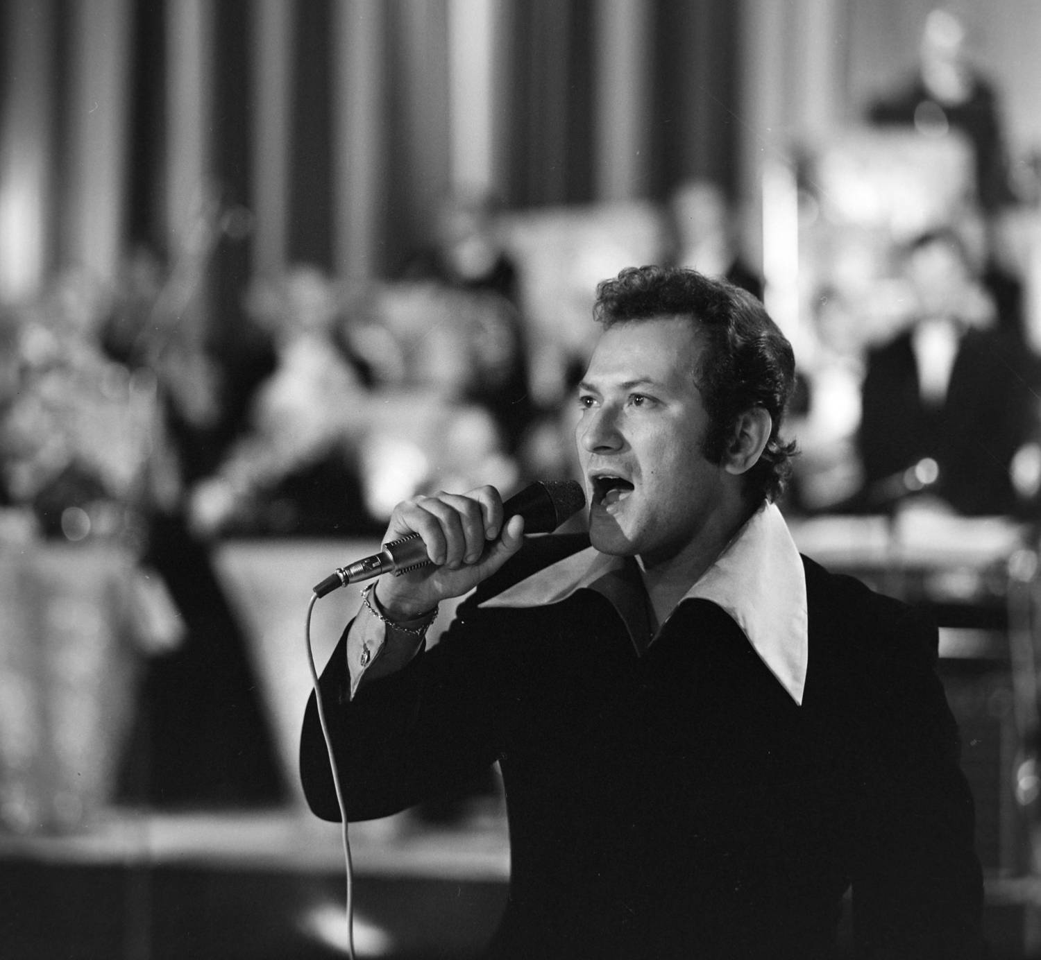 Korda György 1968-ban az Erkel Színházban, a Táncdalfesztivál döntőjén. Az énekes ekkor még a Garzonház lakója volt.