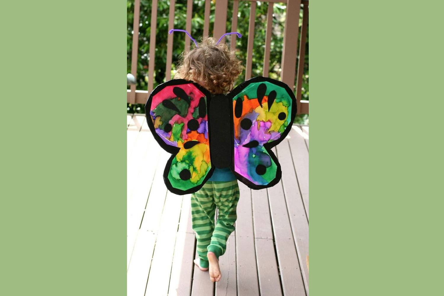 Nagy méretű fekete kartonpapírból vágj ki szárnyakat, eszkábálj rá gumit, amivel rögzítheted a gyerek hátán. A pillangó szárnyainak festését pedig bízd rá a jelmez viselőjére!