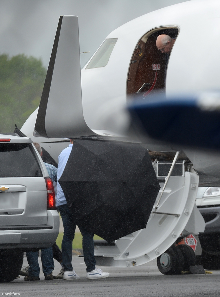 Taylor Swiftet fekete esernyőkkel takarták 2022-ben, amikor a lesifotósok kiszúrták az énekesnő magánrepülőgépét. (Fotó: TheImageDirect.com / Northfoto)