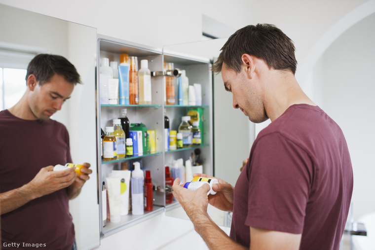 Illusztráció: Fürdőszobaszekrényben tárolt gyógyszerek. (Fotó: Tom Merton / Getty Images Hungary)