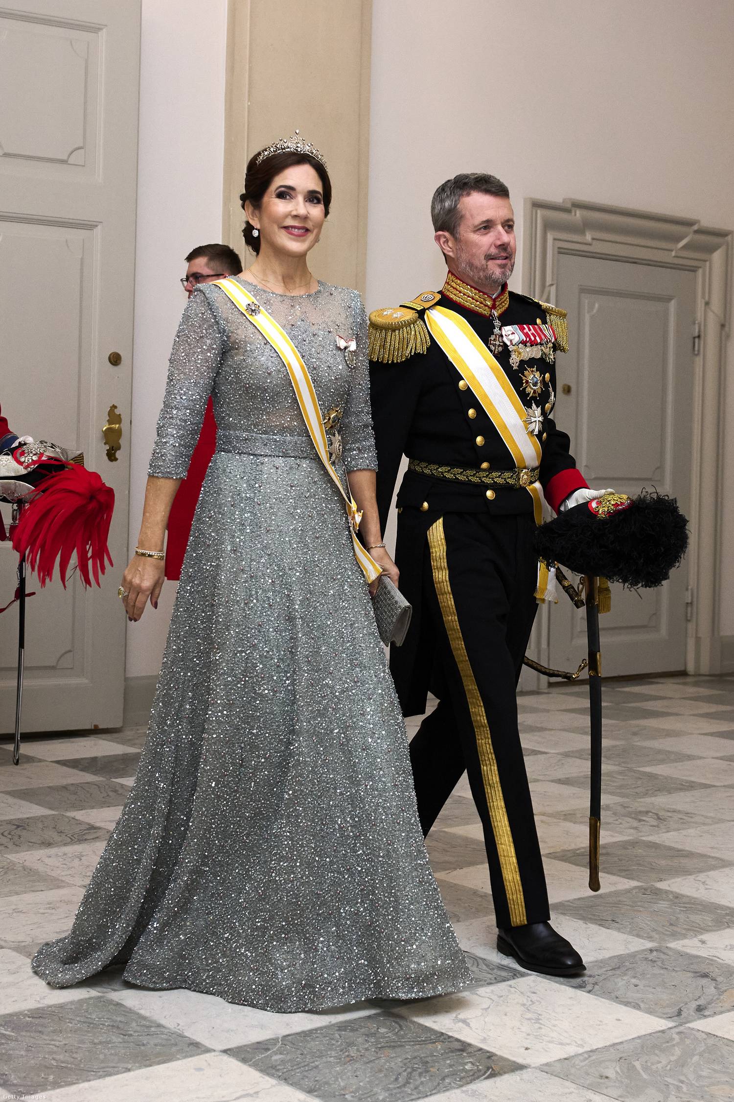 Mária királyi hercegné legutóbb ebben a Lasse Spangenberg dán tervező által készített ruhában tündökölt a királynő által tartott szilveszteri banketten.