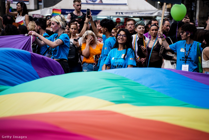 Emberek a Pride felvonuláson Athénban, 2023. június 10-én