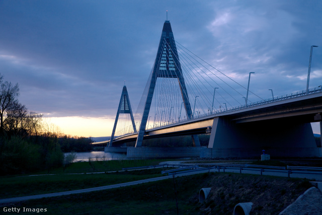 A Megyeri hídon már csak akkor hajthatsz át, ha vettél autópálya-matricát