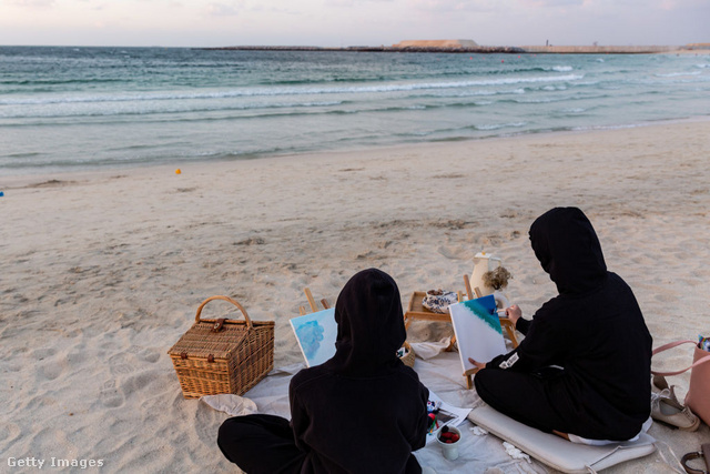 A muszlim asszonyok ugyanakkor leginkább így mártóznak meg a tenger vizében is, tetőtől talpig felöltözve