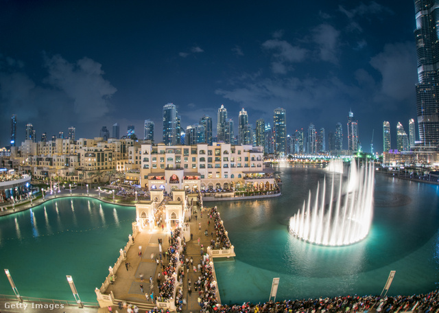 A dubaji Fountain Show különleges látvány, főleg a sivatag közepén