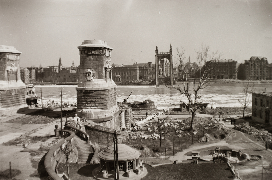 1947, zajló Duna, olvadó hó az Erzsébet híd budai hídfőjénél
