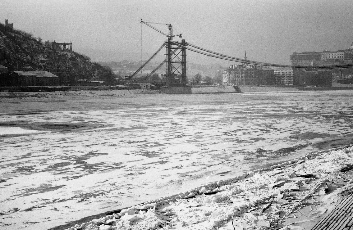 1963, befagyott Duna az Erzsébet hídnál