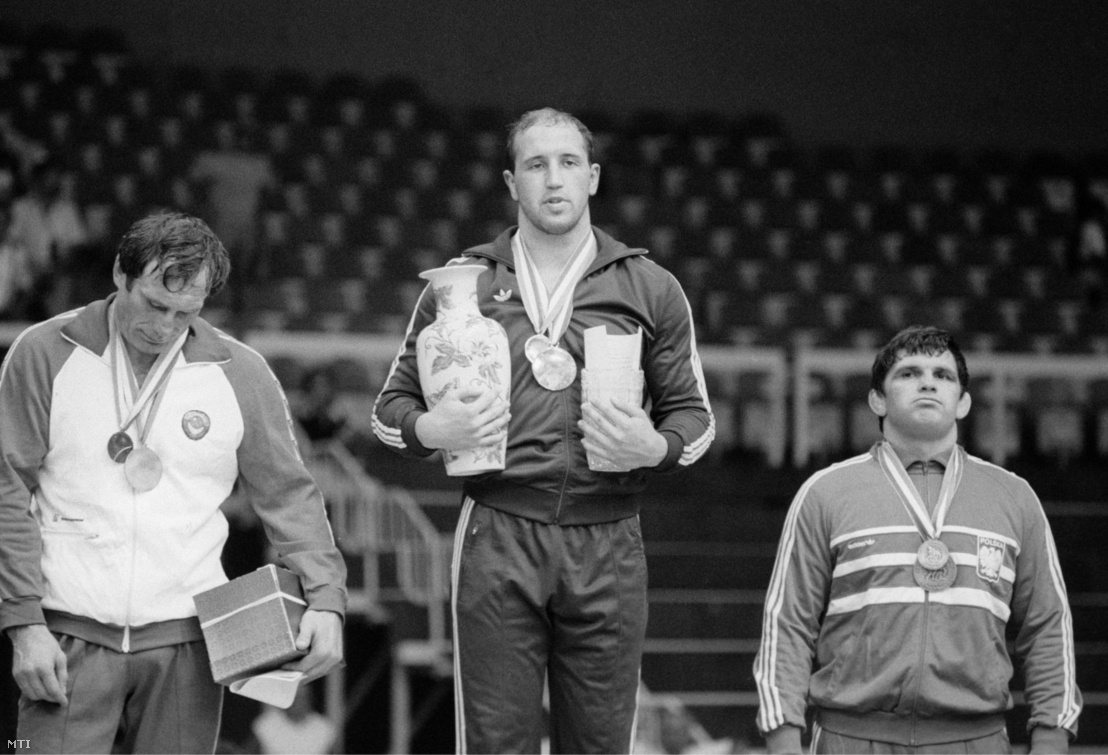 A 100 kilogrammos súlycsoport eredményhirdetése a Barátság Nemzetközi Birkózóversenyen (b-j): az ezüstérmes szovjet Nyikolaj Balbosin, a győztes Gáspár Tamás és a bronzérmes lengyel Roman Wroclawski 1984 júliusában