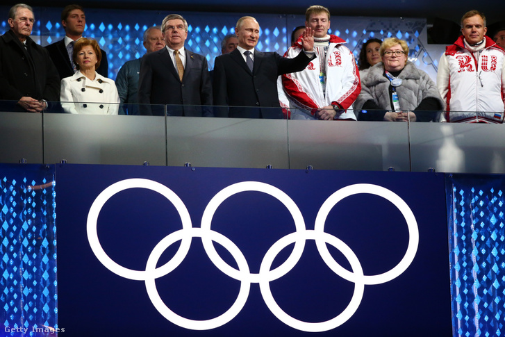 Jacques Rogge, a Nemzetközi Olimpiai Bizottság (NOB) korábbi elnöke, Claudia Bach, Thomas Bach, a Nemzetközi Olimpiai Bizottság (NOB) elnöke és Vlagyimir Putyin orosz elnök a 2014-es szocsi téli olimpia záróünnepségén 2014. február 23-án