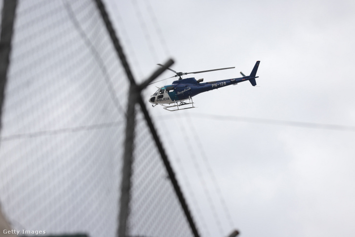 Helikopter repül a főváros északi részén lévő Inca börtön kerítése felett Ecuadorban 2024. január 8-án