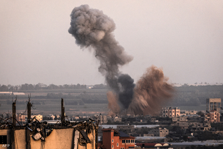 Füst gomolyog az épületek felett a Gázai övezet déli részén fekvő Rafahban izraeli bombázás közben 2024. január 13-án