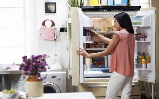 Balesetveszélyes és nem is praktikus a hűtőszekrény tetejére pakolni