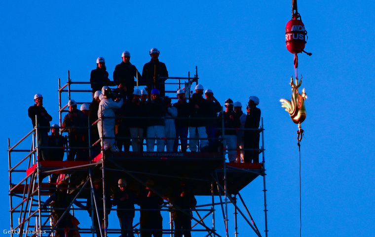 A szélkakast is visszahelyezték a székesegyház tetejére. (Fotó: Christian Liewig - Corbis / Getty Images Hungary)