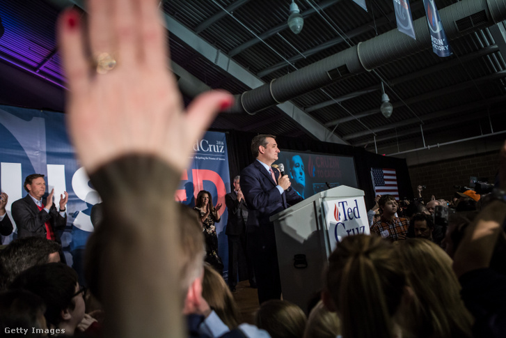 Ted Cruz republikánus elnökjelölt szenátor beszédet mond a választási esti gyűlésen az iowai Des Moines-ban 2016. február 1-jén