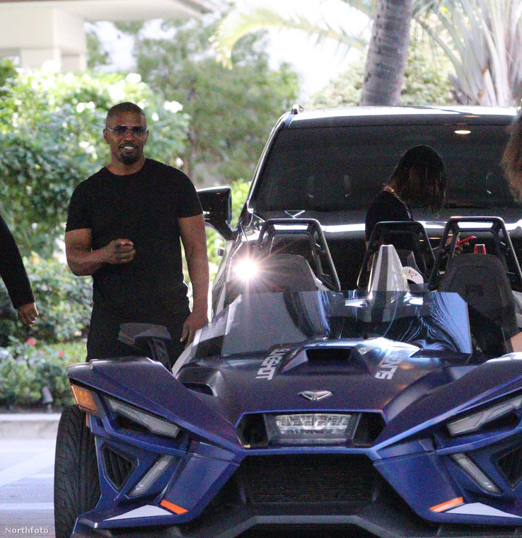 Jamie Foxxot egy hawaii hotel előtt kapták lencsevégre, amint begurult egy háromkerekű sportautóval