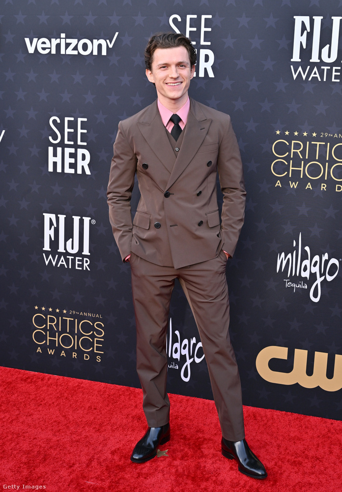 Tom Holland a Prada öltönyében és egy rózsaszín ingben jelent meg a Critics Choice Awards vörös szőnyegén