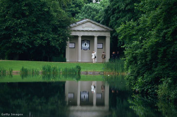 Diana hercegné nyughelye és emlékműve egy tó szigetén, családi otthonában, az Althorp Parkban, Northamptonshire-ben