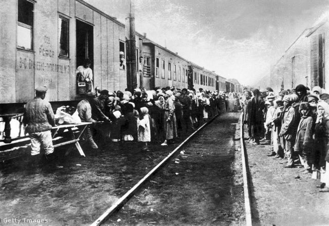 Vonatokkal szállították az ellátmányt az embertelen körülmények között élő, éheztetett foglyoknak