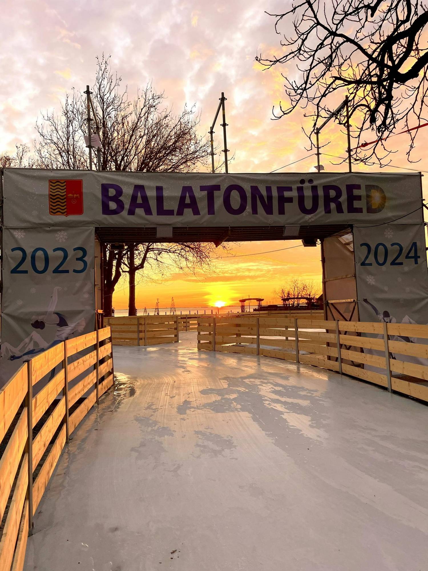 Ha a Balaton jegén nem is lehet korcsolyázni, a balatonfüredi jégpálya garantálja a maradandó élményt. Fantasztikus panoráma előtt csúszhattok végig az egy kilométeres jégfolyosón a Zákonyi utcától a Tagore sétányig.