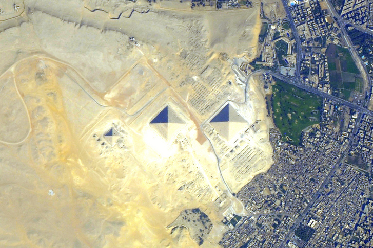 A Nemzetközi Űrállomás űrhajósának fotója a gizai piramisokról 2012 júliusából