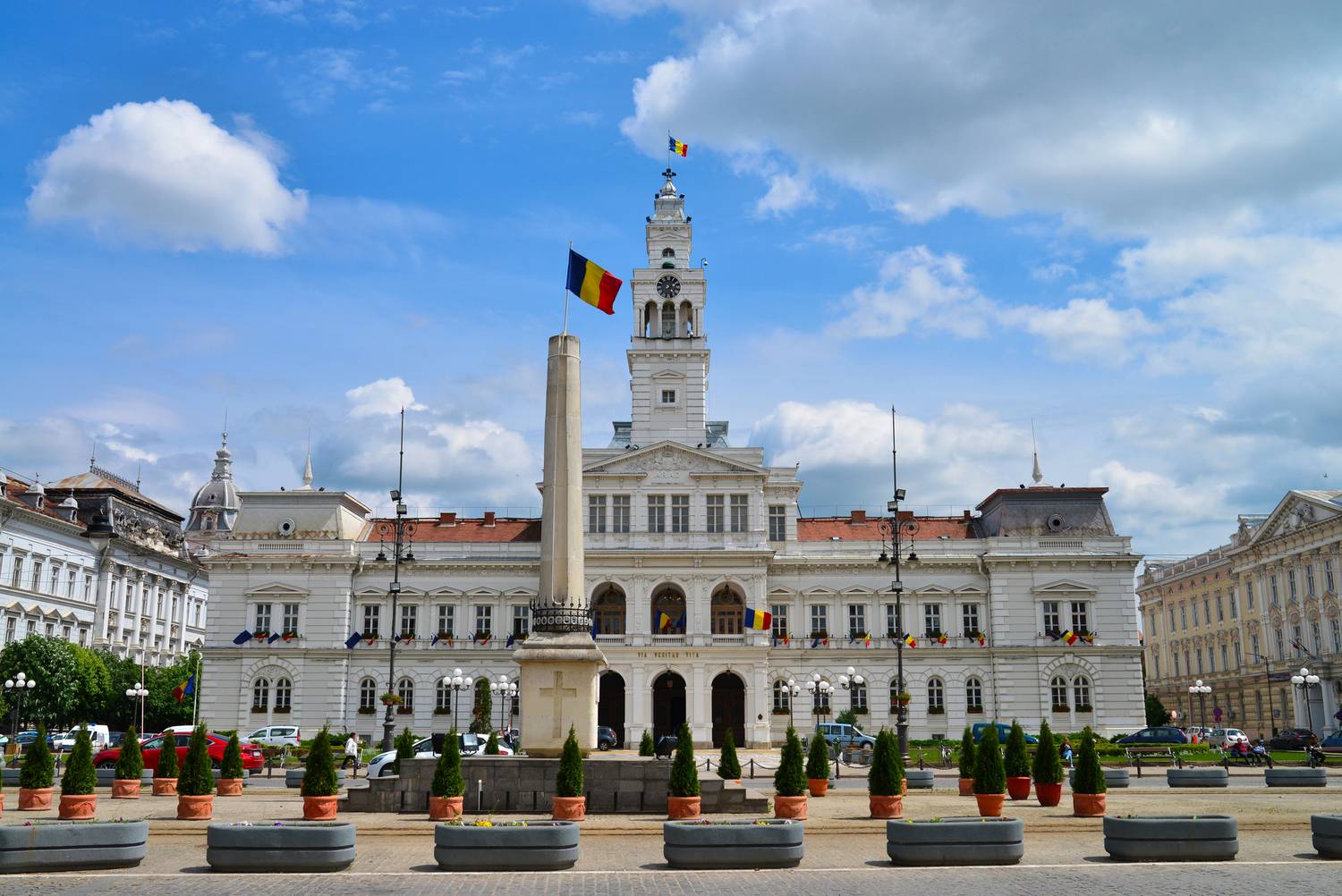 Arad központjában található impozáns látnivalója, a Városháza épülete. A 19. századból származó nevezetesség díszes, szép, freskókkal díszített és társadalmilag is jelentős helyszín, melyet Steindl Imre, a magyar Országház építésze tervezett.