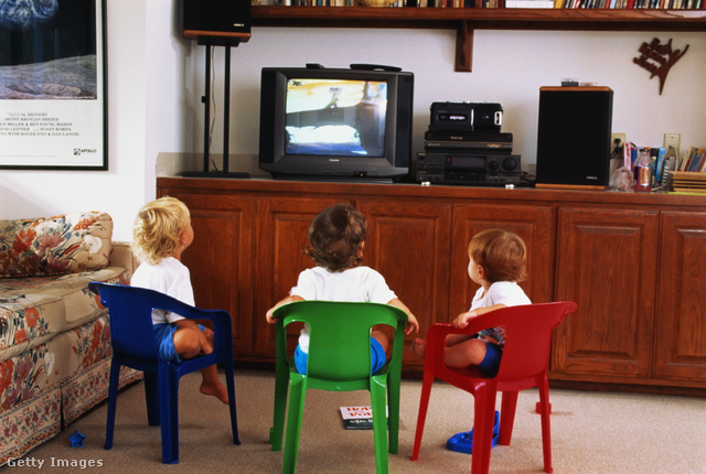 Ha a szülők nem engedik a tévézést, a nagyi ne ültesse a gyereket egész napra a képernyő elé