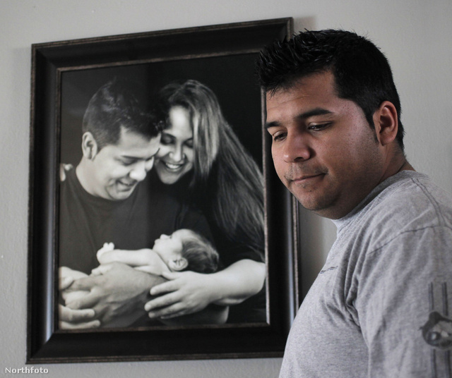 Erick Muñoz, a feleségével és fiukkal készült fotó előtt