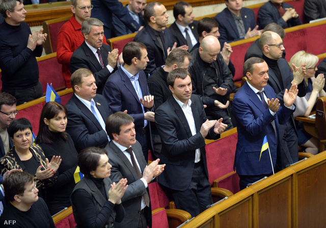 Ukrán ellenzéki képviselők tapsolnak a szavazás után