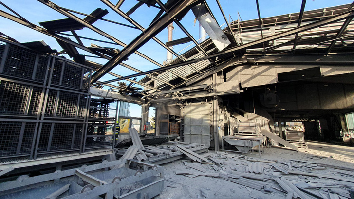 A robbanásban megrongálódott zirci üzem épülete 2024. január 16-án