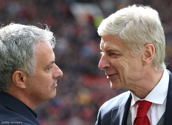 José Mourinho, a Manchester United menedzsere köszönti Arsene Wengert, az Arsenal menedzserét a Manchester United és az Arsenal Premier League mérkőzése előtt az Old Traffordon 2018. április 29-én