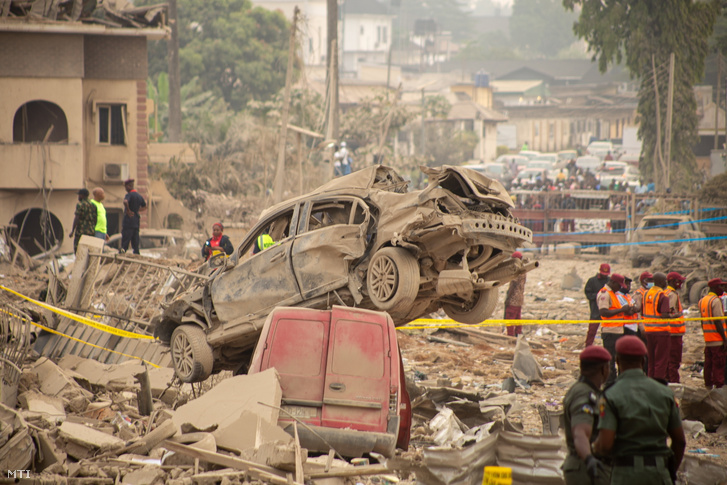 Mentőalakulatok tagjai túlélők után kutatnak egy lakóház romjai között a délnyugat-nigériai Oyo államban lévő Ibadanban 2024. január 17-én