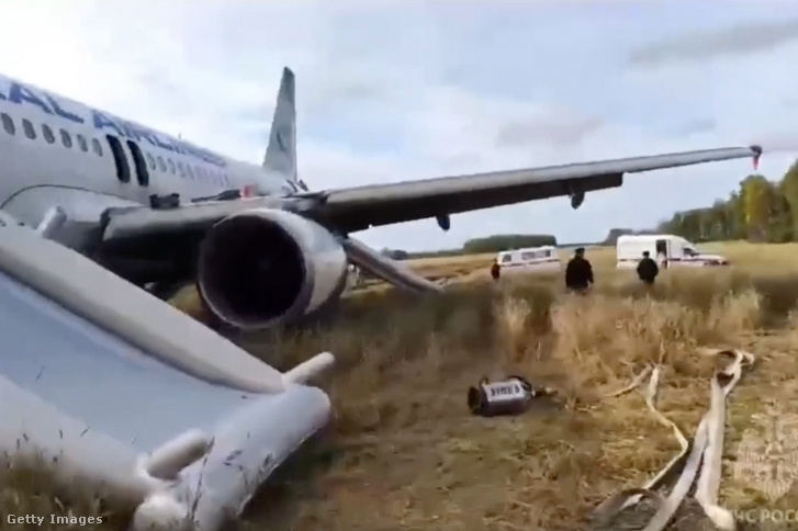Az orosz rendkívüli helyzetek minisztériuma által megosztott videóról készült képernyőfelvételen látható, amint egy Szocsiból Omszkba tartó orosz repülőgép kényszerleszállást követően az oroszországi Novoszibirszkben egy mezőn kényszerleszállást hajt végre 2023. szeptember 12-én