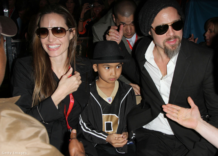 Angelina Jolie, Maddox és Brad Pitt. (Fotó: Alexander Tamargo / Getty Images Hungary)