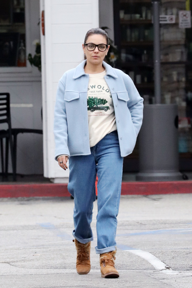 Mila Kunist egy laza szettben, szemüvegben kapták lencsevégre a fotósok Los Angelesben a minap