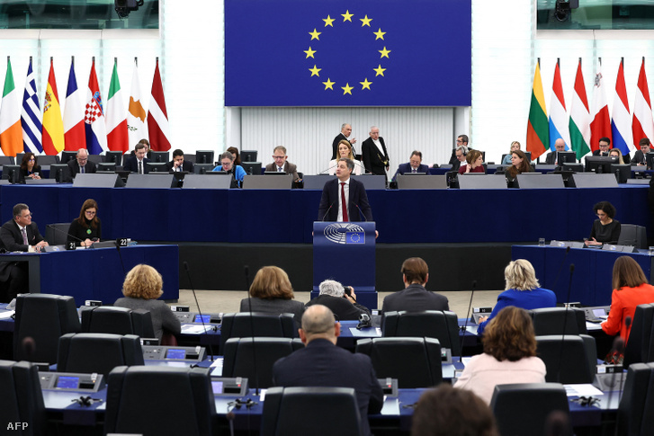 Alexander De Croo belga miniszterelnök beszédet mond az európai parlamenti képviselőknek az Európai Parlament plenáris ülésén Strasbourgban 2024. január 16-án