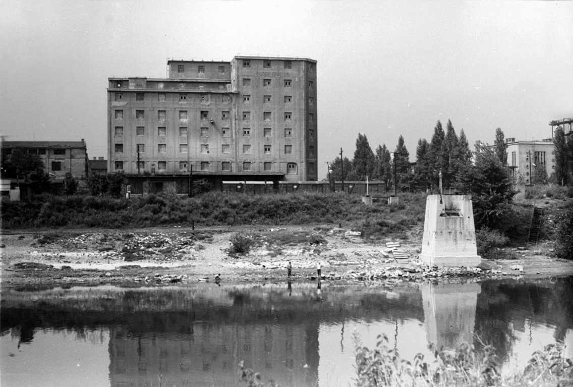 A Lágymányosi-öböl, szemben a Budai Hengermalom egyik épülete (1974)
