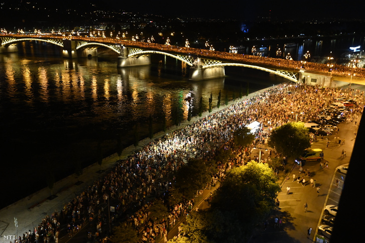 Közönség a Margit hídon és a Carl Lutz rakparton a Szent István-napi tűzijáték közben Budapesten 2023. augusztus 20-án