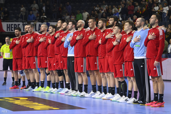 A magyar csapat a férfi kézilabda olimpiai kvalifikációs Európa-bajnokság középdöntőjének első fordulójában a Magyarország - Ausztria mérkőzés kezdete előtt