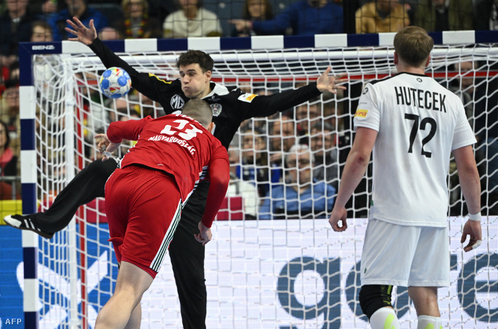 Máthé Dominik a férfi kézilabda olimpiai kvalifikációs Európa-bajnokság középdöntőjének első fordulójában a Magyarország - Ausztria mérkőzésen
