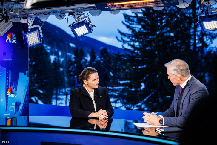 Novák Katalin köztársasági elnök interjút ad Steve Sedgwicknek a CNBC amerikai televíziós hírcsatorna riporterének a davosi Világgazdasági Fórumon 2024. január 18-án