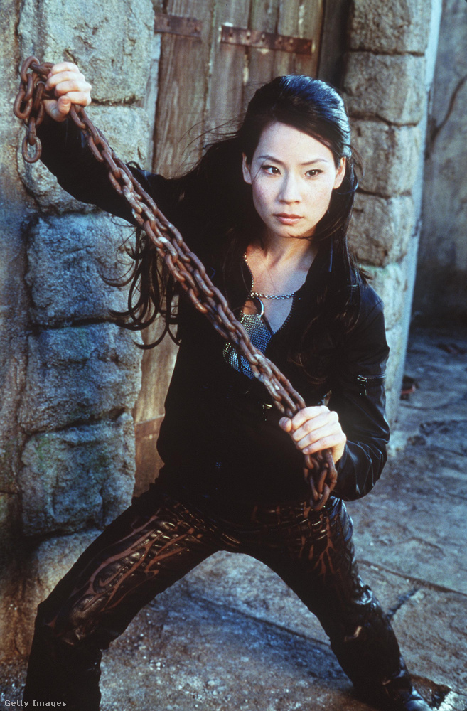 A 2000-es változat legkevésbé ismert színésznője Lucy Liu, aki 32 évesen bújhatott bele Alex Munday bőrébe, aki a csapat elektronikai szakértője volt, ráadásul kíválóan értett a robbanóanyagokhoz és más fegyverekhez is.