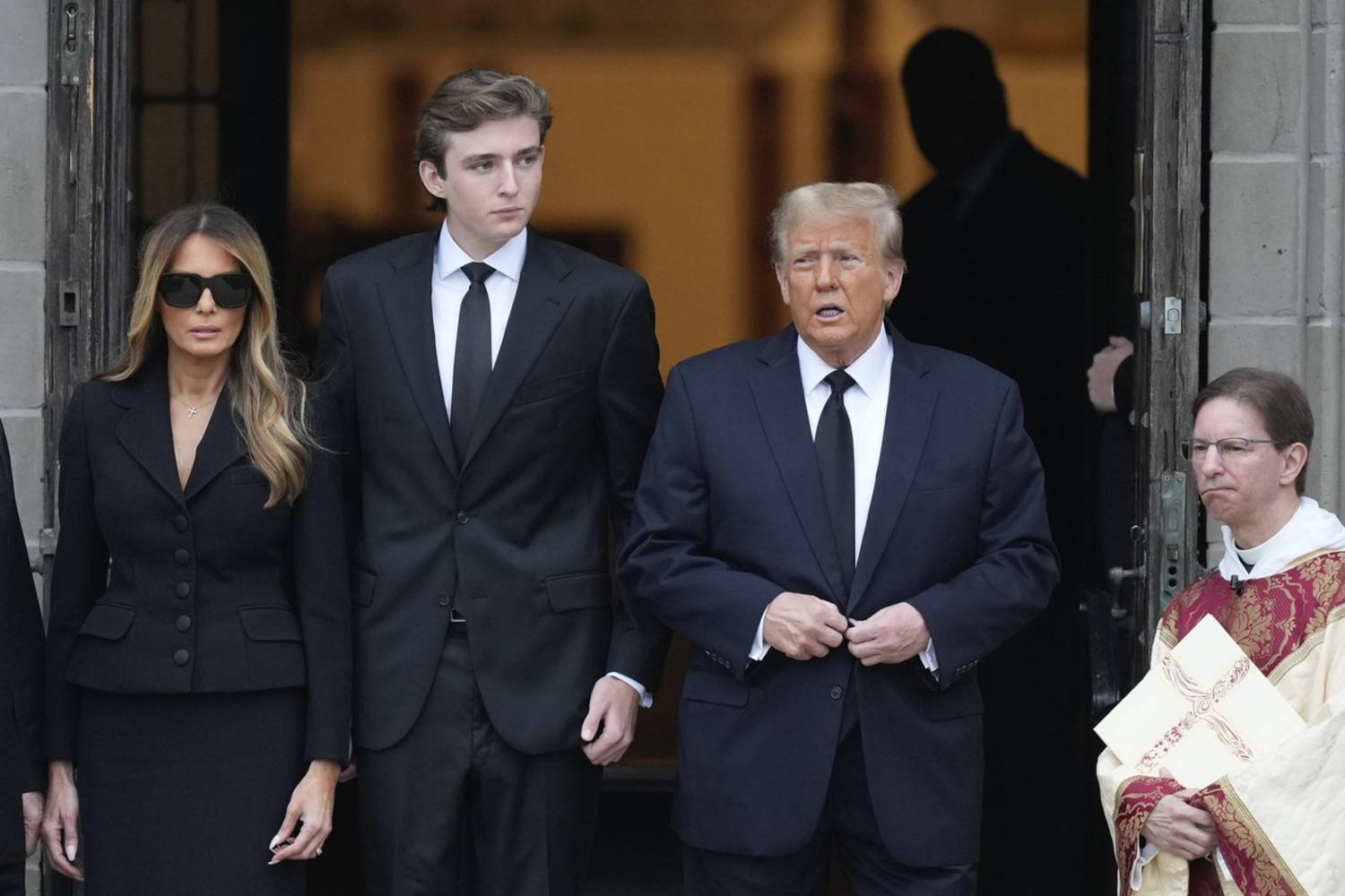 Barron Trump szülei oldalán jelent meg a temetésen.