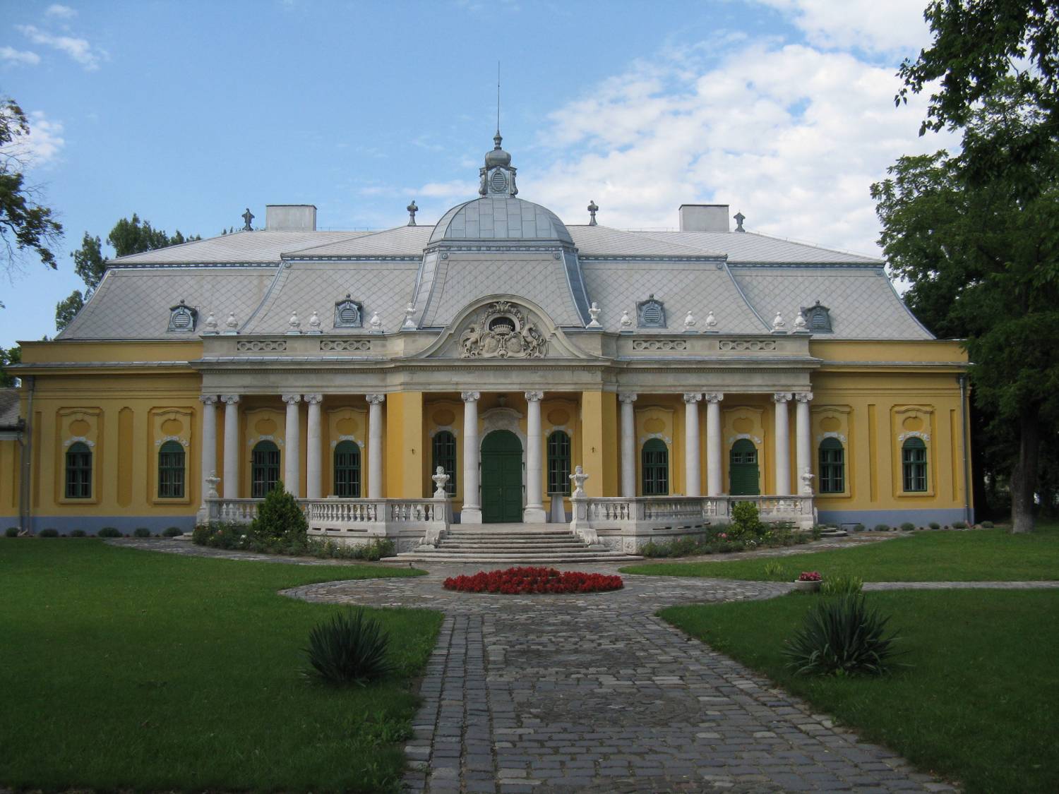 Rákoskeresztúr gyöngyszeme az 1760-ban épült, barokk stílusú Podmaniczky–Vigyázó-kastély, mely jelenleg rendezvényközpontként működik, konferenciákat, esküvőket is tartanak benne. Díszterme és gondozott kertje is gyönyörű.