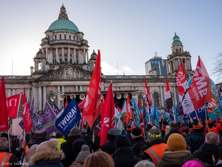 A közszféra dolgozói sztrájk közben a belfasti városháza előtt Észak-Írországban 2024. január 18-án