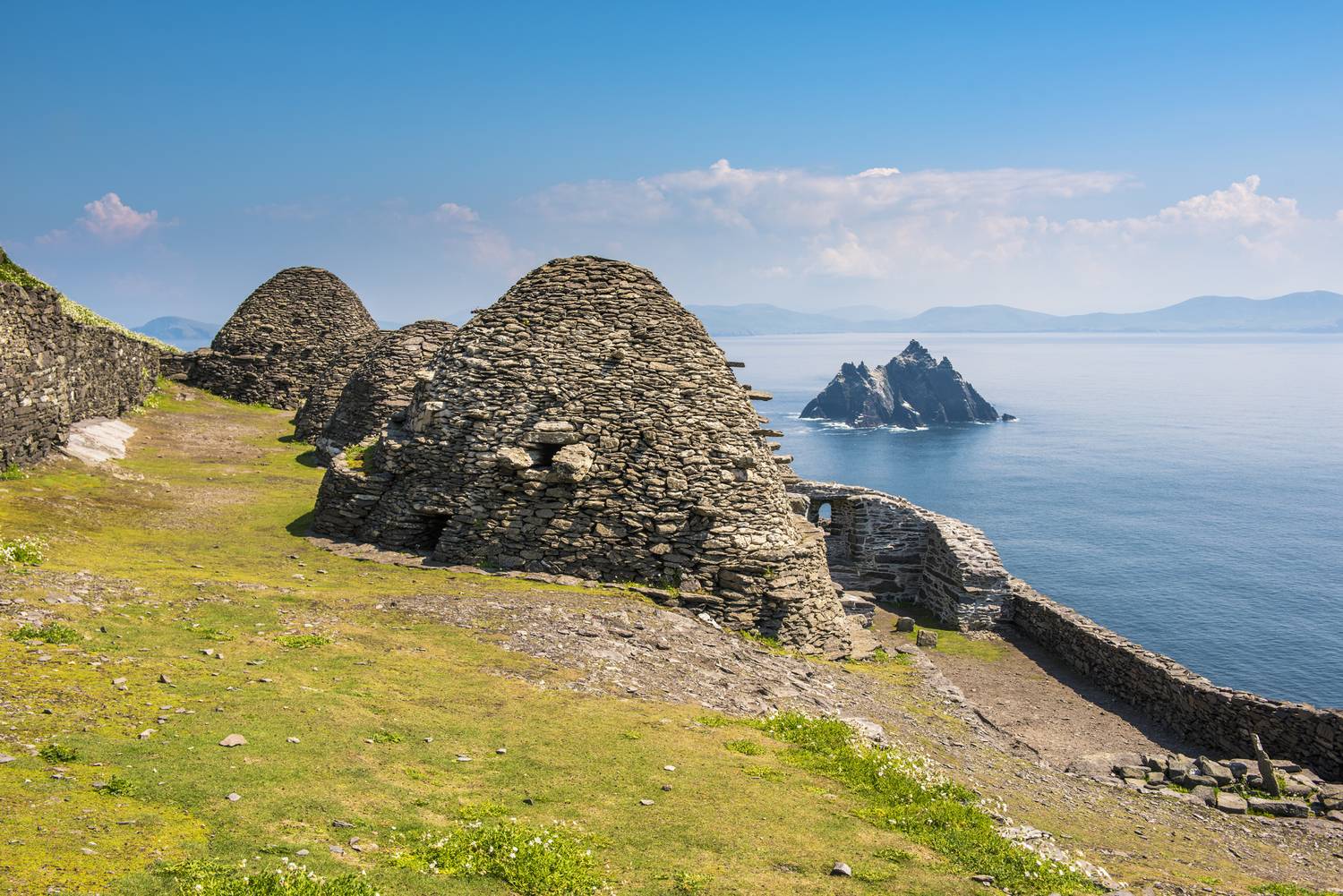 Az írországi Skellig Michael sziklaszigete izgalmas látványvilágú helyszín, nem csoda, hogy a filmesek is felfigyeltek rá. A mozirajongók a Star Wars-epizódokból ismerhetik a szigetet, Az ébredő Erő és Az utolsó Jedik képkockáin is feltűnik.