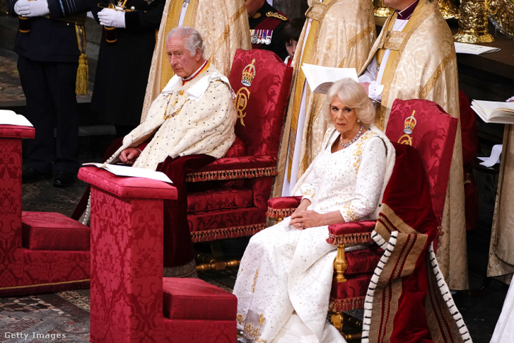 III. Károly király és Kamilla királyné részt vesznek koronázásukon a Westminster-apátságban 2023. május 6-án